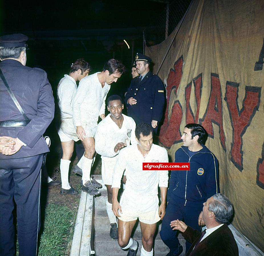 Imagen Una época del fútbol. El histórico Santos que marcó una época. En esta imagen se lo ve a Carlos Alberto con Pelé, Toninho y Rildo.