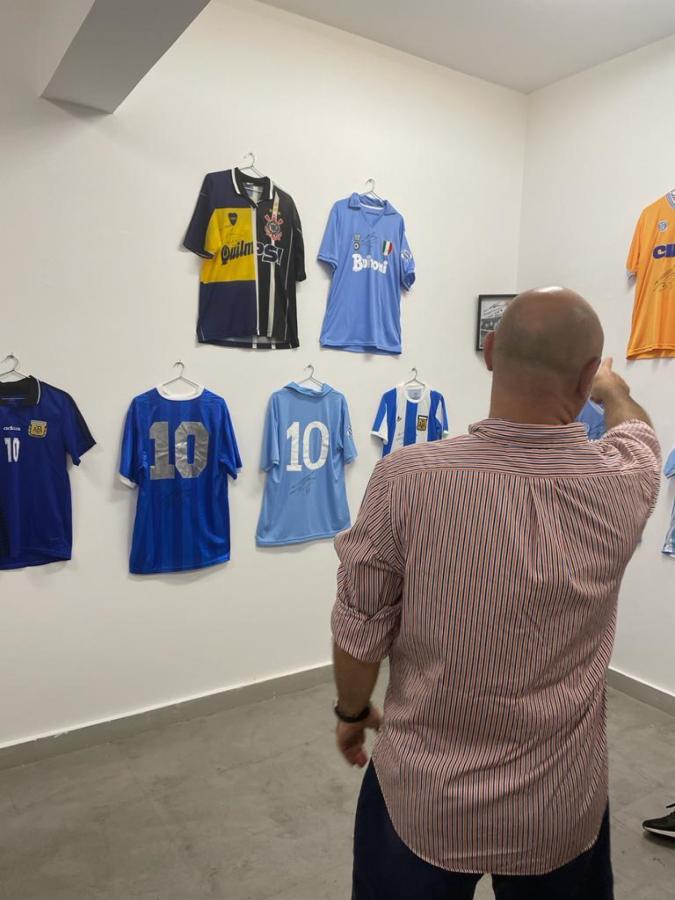 Imagen Israelit luce, con orgullo, su colección de camisetas de Maradona