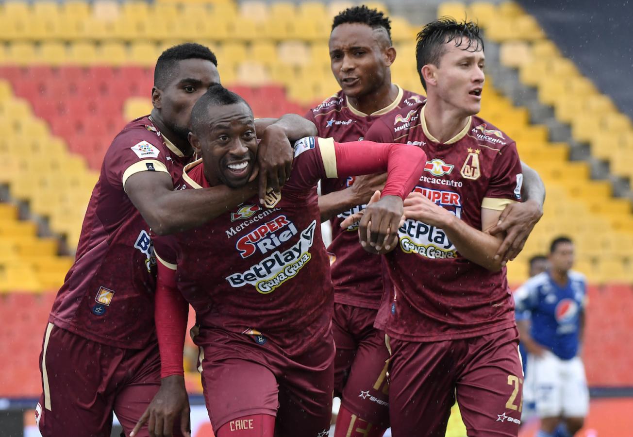 Todos abrazan a Juanfer Caicedo, el héroe de la final en el Campín. Foto: @Dimayor