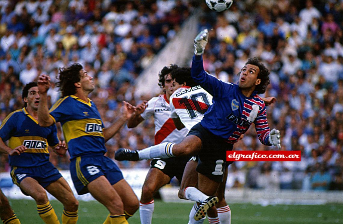 Imagen Navarro Montoya cachetea la pelota frente a Da Silva para asegurarla ante la atenta mirada de Víctor Hugo Marchesini. Los dos hombres de Boca se destacaron por su eficiencia en tanto que el uruguayo volvió a padecer una tarde de bajo rendimiento.