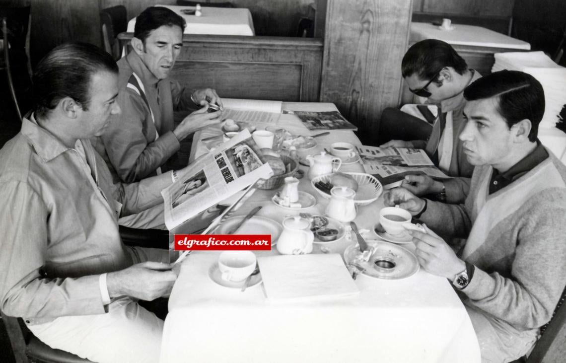 Rodríguez Canedo, Gastón Perkins, Eduardo Copello y Néstor García Veiga (piloto suplente) desayunan en el hotel.