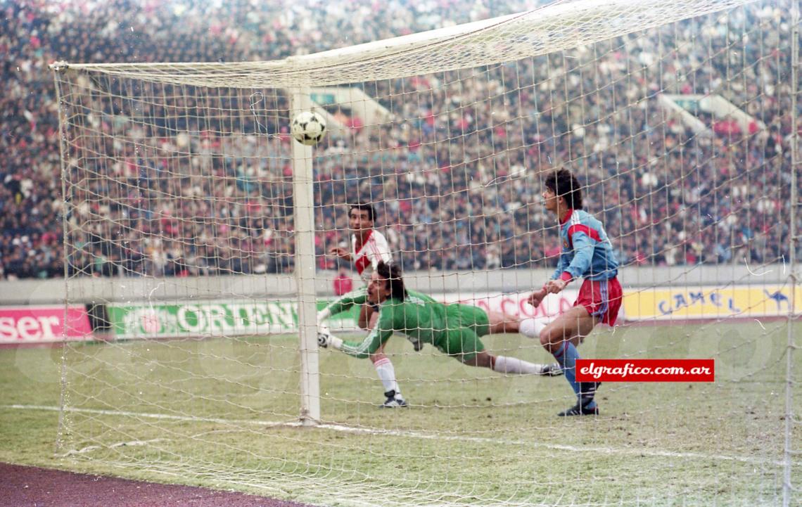 Imagen Antonio Alzamendi marcó el gol del triunfo ante Steaua Bucarest en Tokio en 1986.