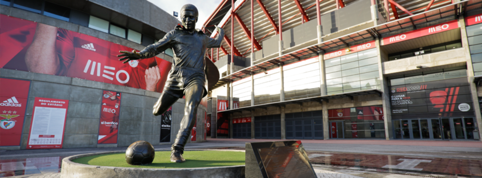 Imagen Di María será presentado junto a la estatua de Eusebio, una leyenda del club y del fútbol mundial.