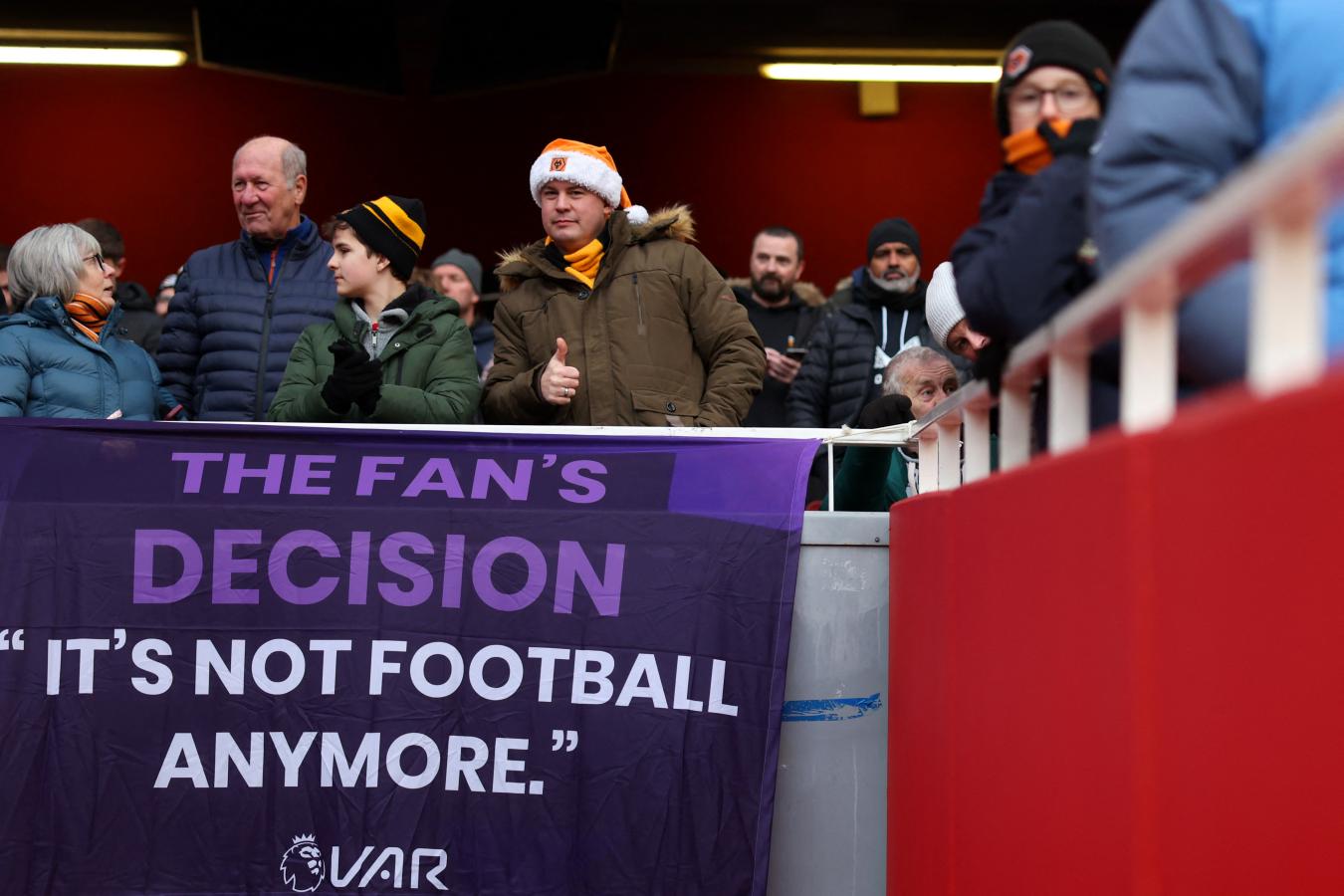 Imagen Los hinchas de Wolverhampton mostraron su descontento contra el VAR. Foto: AFP