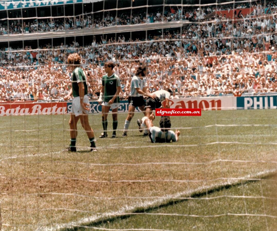 La tribunas estallan como si fueran todos argentinos, el mundo empieza a conocer al jugador que vino como suplente de Passarella y no tiene club.