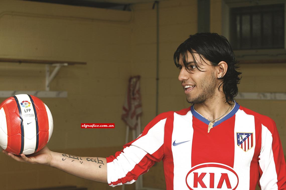 ¿Qué dice el tatuaje que tiene en el antebrazo derecho? Kun Agüero en caracteres arábigos. Imposible de descifrar...