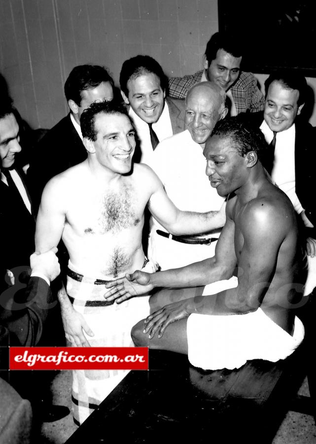 El alegre reencuentro en el vestuario.