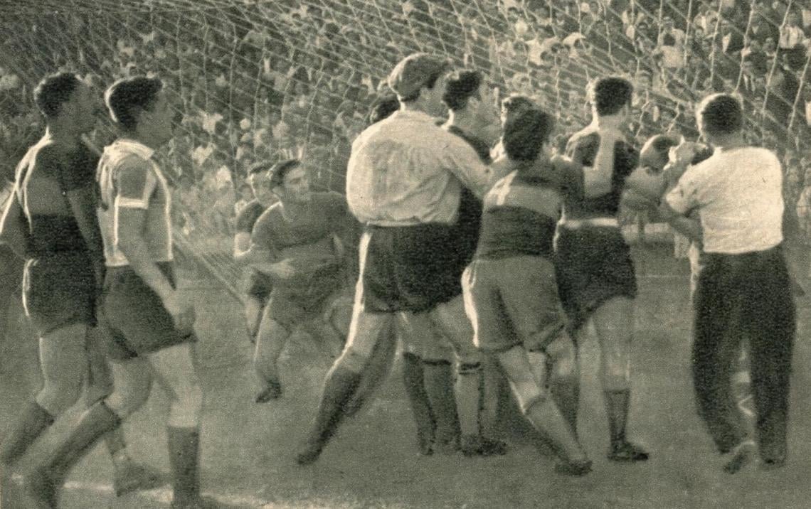 Imagen Los jugadores boquenses reclaman al árbitro la sanción del gol. El episodio ingrato tuvo lugar cuando el referee no acordó un gol que los jugadores de Boca Juniors consideraron legítimo.