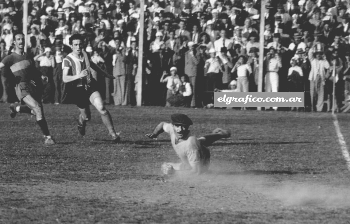 Uno de los golazos para el recuerdo en la goleadora campaña de Manuel Pelegrina: éste es de 1946, frente a Boca, segunda rueda, y lo convierte ganando terreno a la salida de Marante y Vacca.