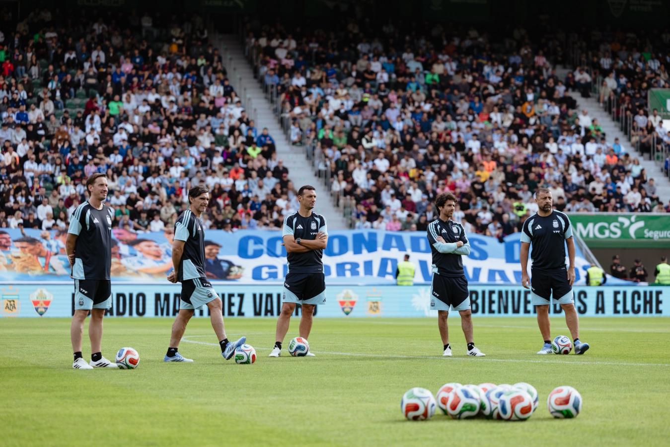 Imagen El cuerpo técnico disfrutó de la práctica al igual que los jugadores.