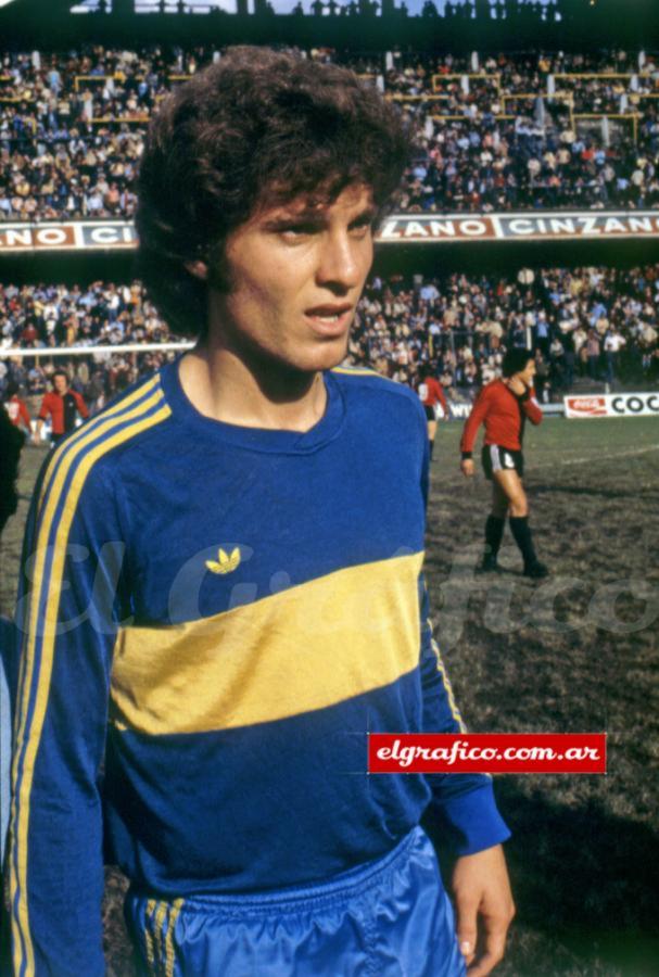 Imagen Oscar Alfredo Ruggeri debutó en Boca en 1980, jugó allí hasta 1984. En el Xeneize disputó 147 partidos y convirtió 11 goles.