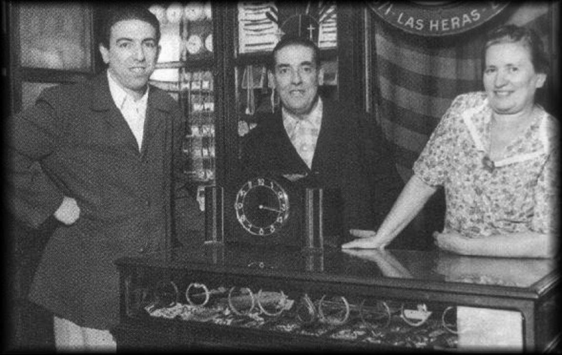 Ángel Labruna con sus padres en la relojería de la Avenida Las Heras.