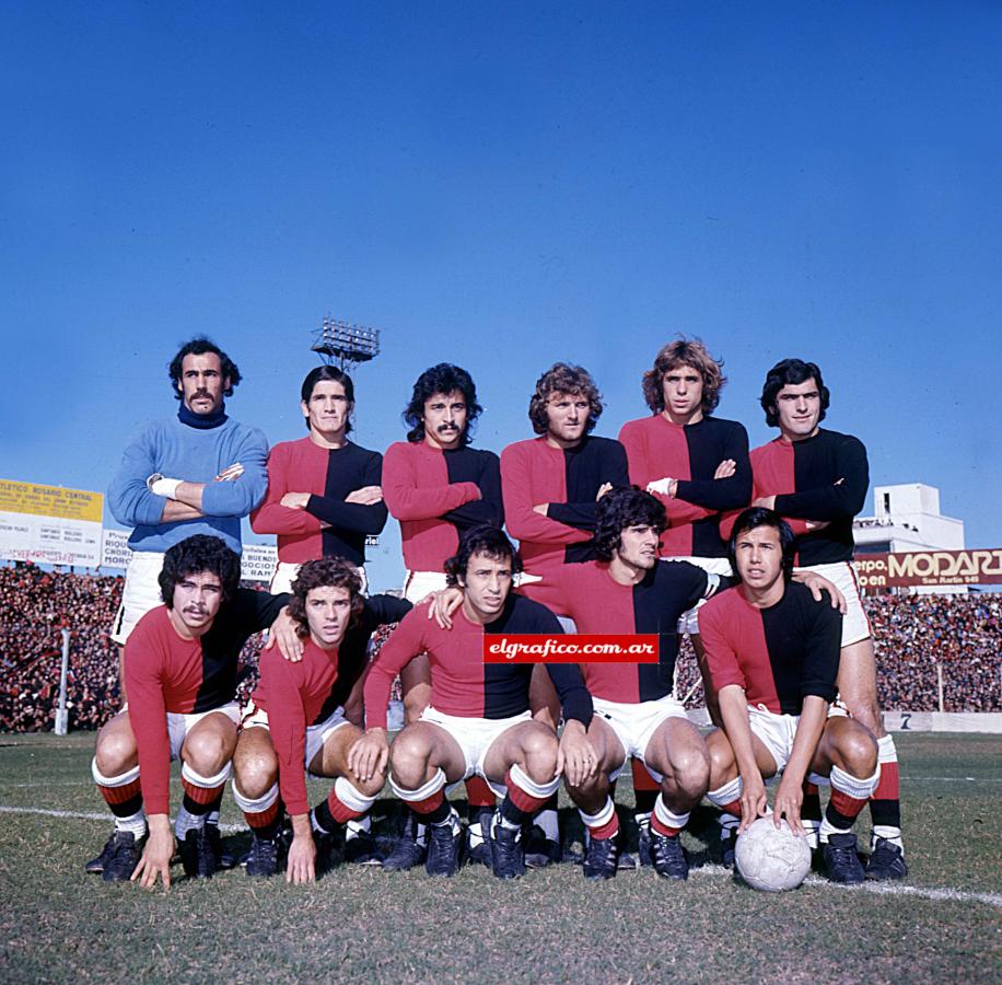 Campeón 1974. Arriba: Carrasco, Capurro, Rebottaro, Berta, Barreiro, Pavoni. Abajo: Santamaría, Picerni, Obberti, Zanabria, Rocha. El técnico fue Juan Carlos Montes, de la casa.