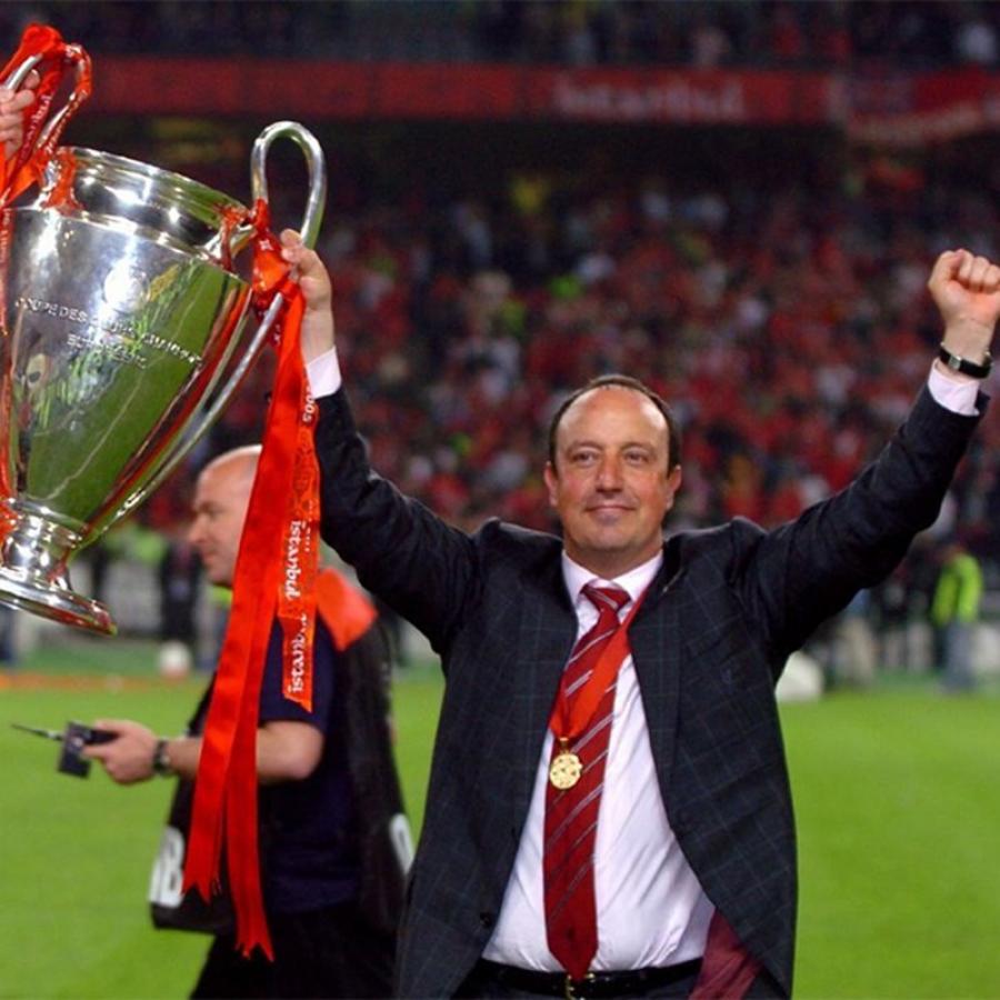 Imagen Rafa Benítez y su trofeo máximo: la Champions League ganada con Liverpool en Estambul. Ahora conducirá a su rival de ciudad.