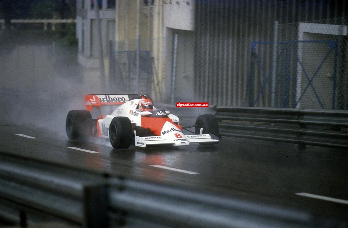 Imagen Lauda a bordo de su McLaren.