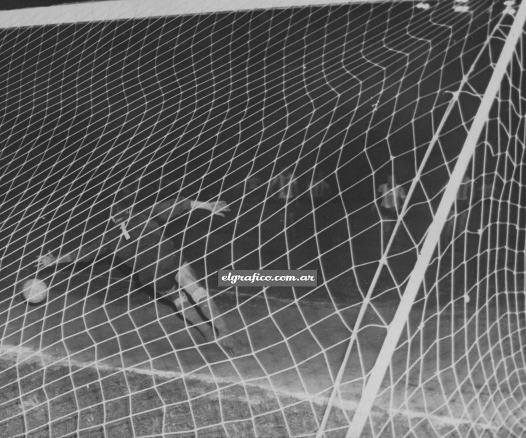 Imagen Otro detalle del primer gol logrado por los uruguayos. De los dos penales acordados, el primero estuvo bien concedido, mientras que en el segundo hubo quizá un apresuramiento de parte del juez brasileño, influido por la caída del delantero oriental.