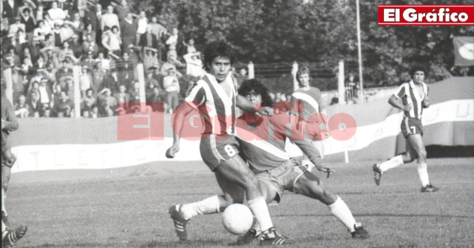 Imagen La única foto del caño de Diego a Cabrera en su debut en Primera la tomó Humberto Speranza.