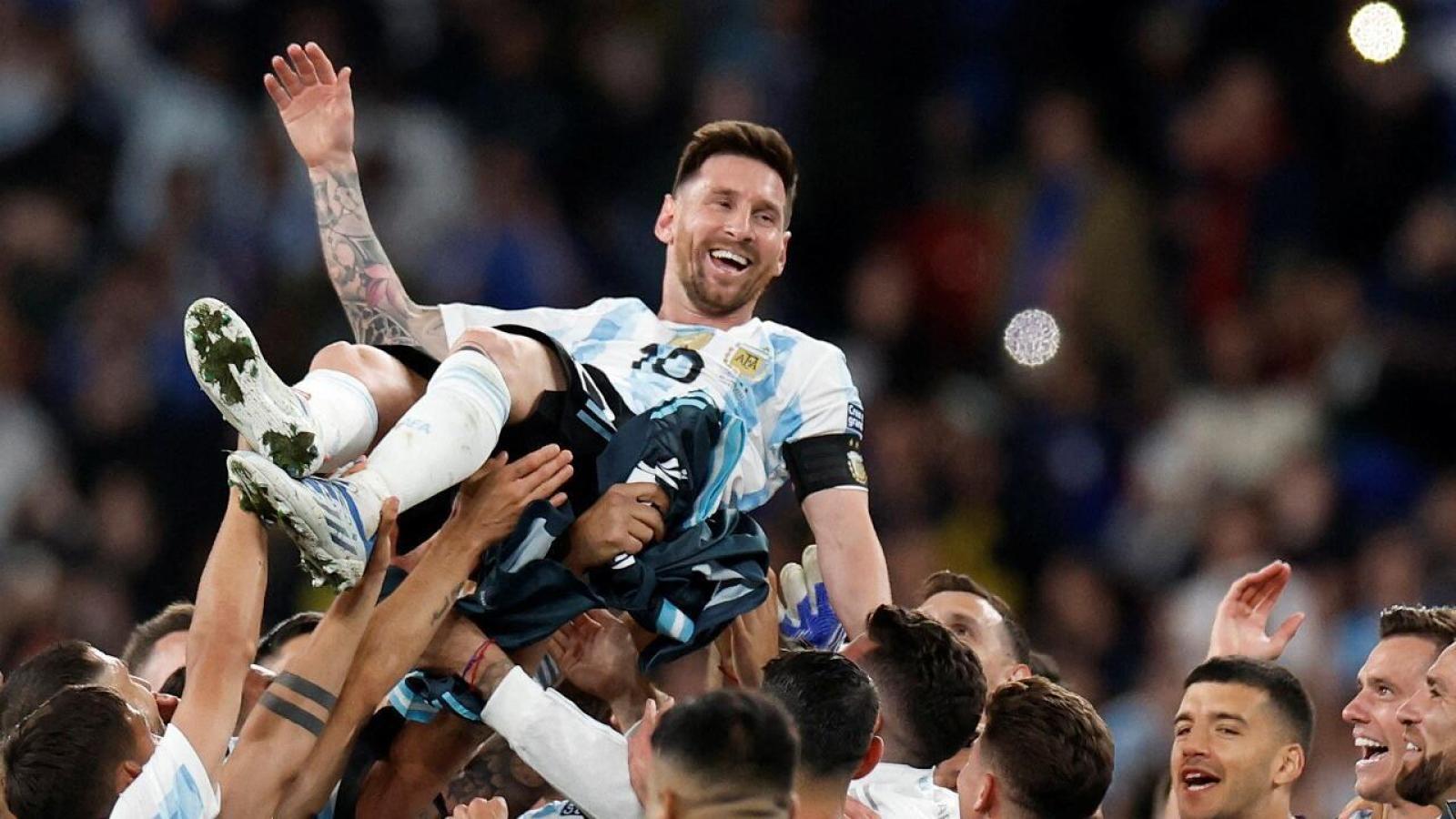 Imagen Messi en andas tras la obtención de la Finalissima.