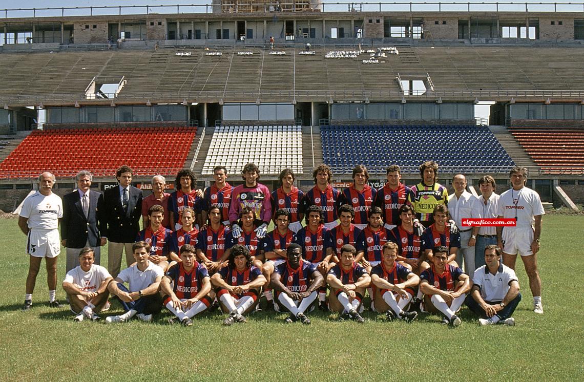 Imagen El plantel completo del Ciclón posa en su nueva casa. Fueron muchos años jugando en diversos estadios.