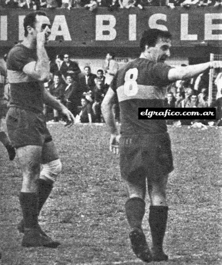 Valentim y Menéndez. Un modo especial de festejar el gol de Boca… dirigiéndose al arquero de River.