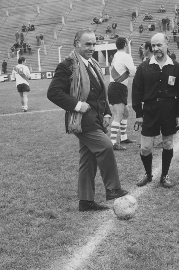 "El Charro" dando el pintapié inicial del partido en homenaje a su figura