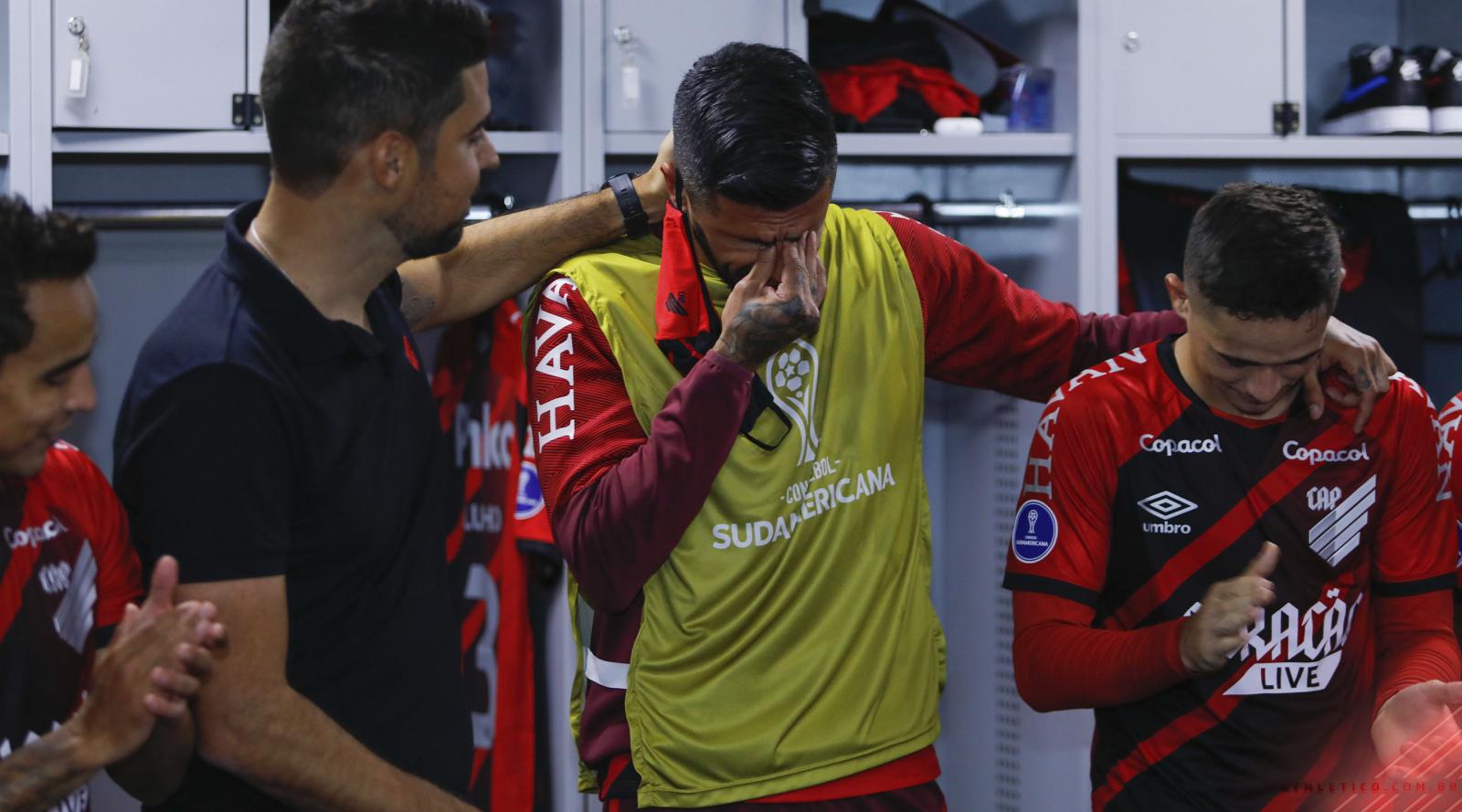 Imagen Lucho González no puede contener las lágrimas en el vestuario del Paranaense. El argentino tuvo una brillante carrera. Foto: José Tramontin