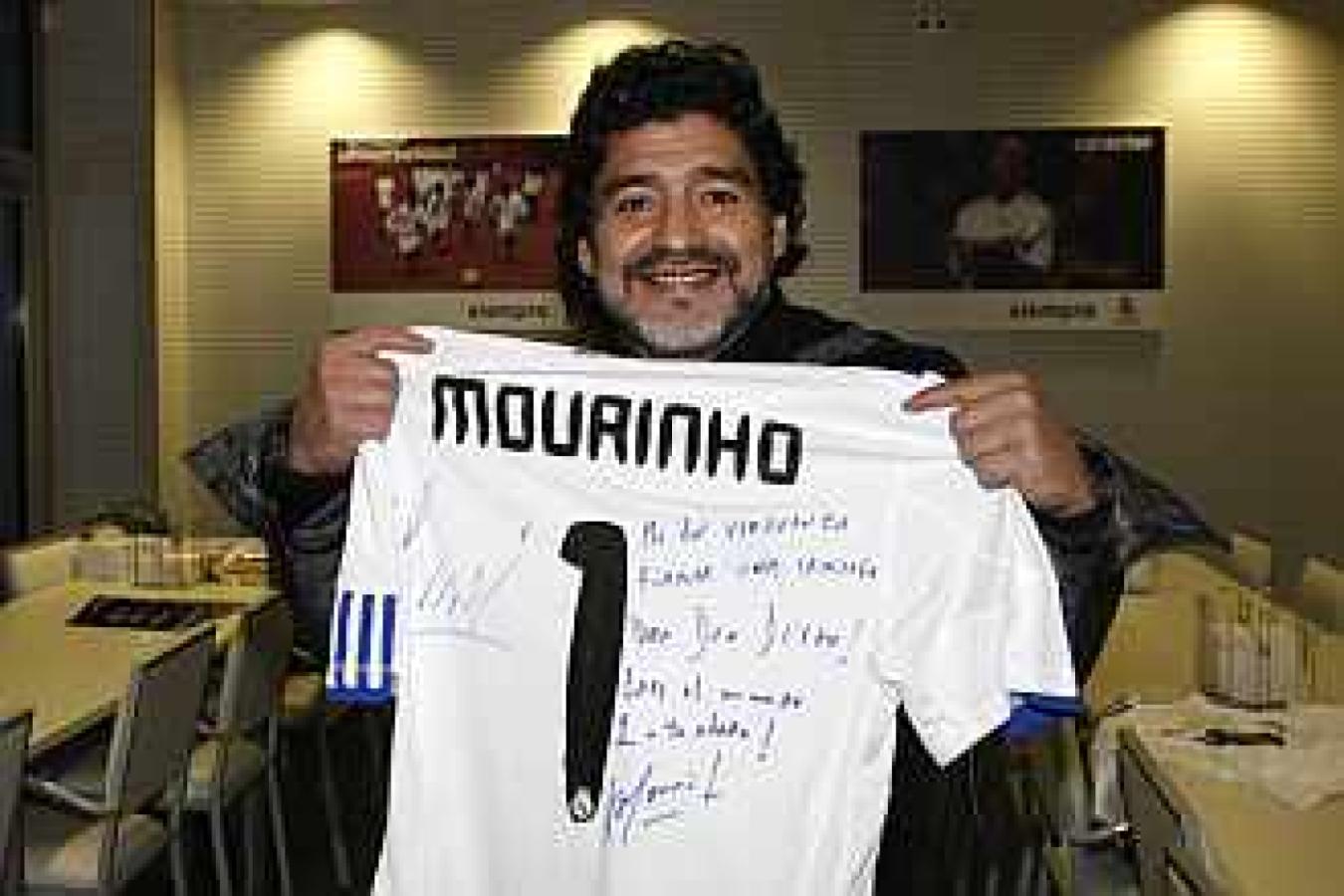 Imagen El autografo de Mourinho para Maradona.