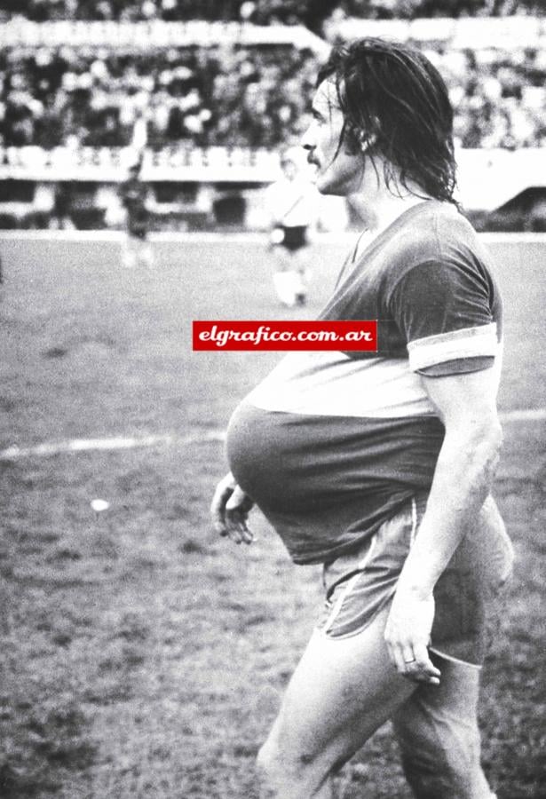 En Boca ganó tres títulos locales y tres internacionales (Libertadores de 1977 y 1978 y la Intercontinental de 1977.