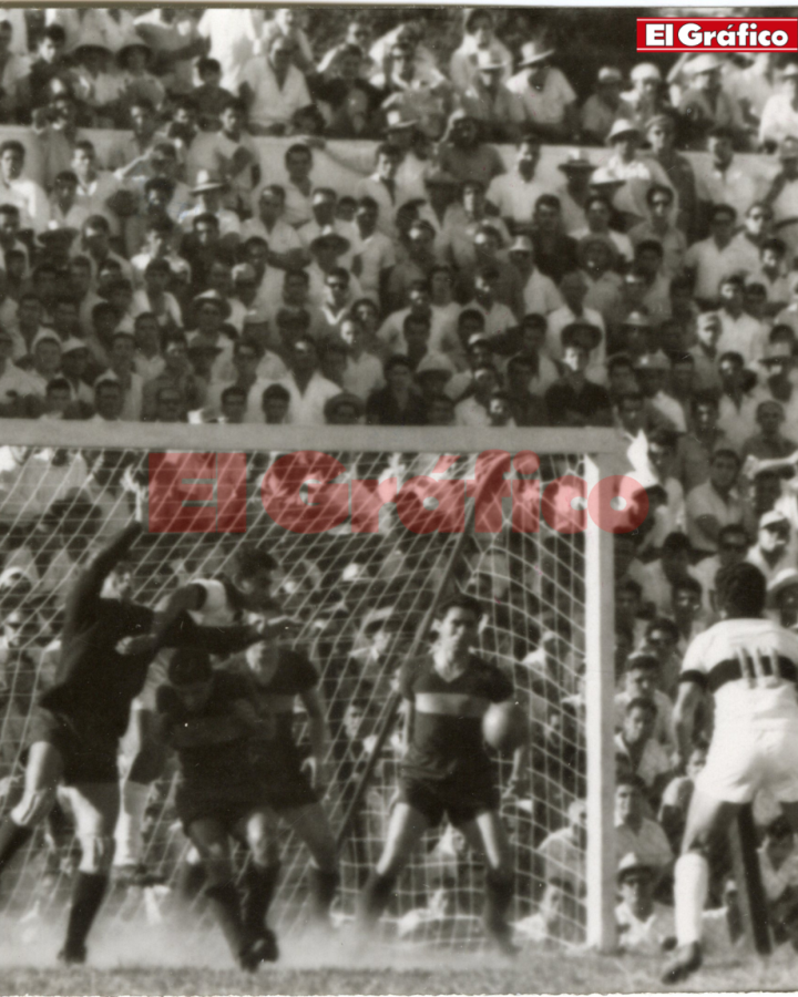 Imagen Una acción de Olimpia-Boca, el 7 de abril de 1963