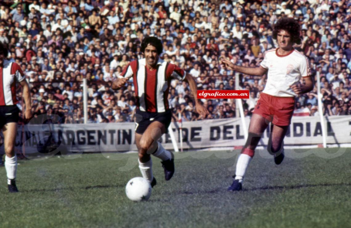 Imagen Variante de la diagonal: puntero que se interna llevando la pelota. Pedro González la hace bien. Con él, Clide Díaz (Huracán).