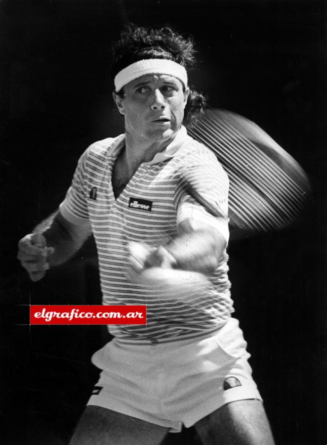 Imagen Guillermo Vilas. RAQUETAZO. "Me fui para despuntar el vicio. Fue el partido Vilas-McEnroe, en 1983. Me senté en primera fila con un teleobjetivo de 300 milímetros, y en lugar de sacarla con un 500 de velocidad —lo lógico—, le puse nada más que 300." 