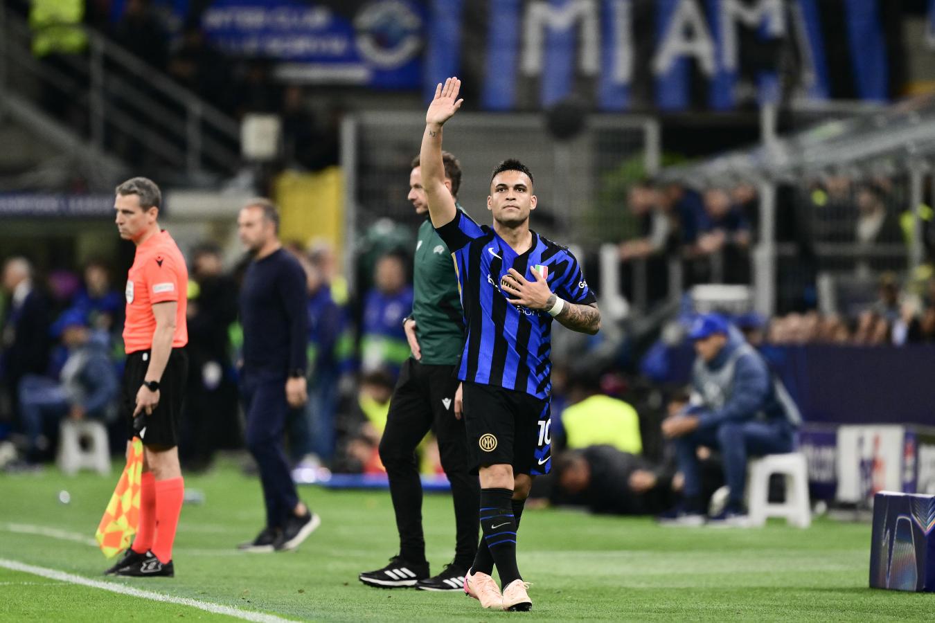 Imagen Lautaro saluda a la hinchada de Inter tras ser reemplazado. AFP