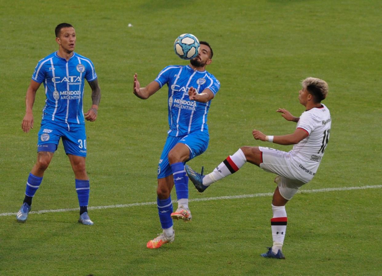 Imagen Más pierna fuerte que fútbol en Godoy Cruz - Estudiantes