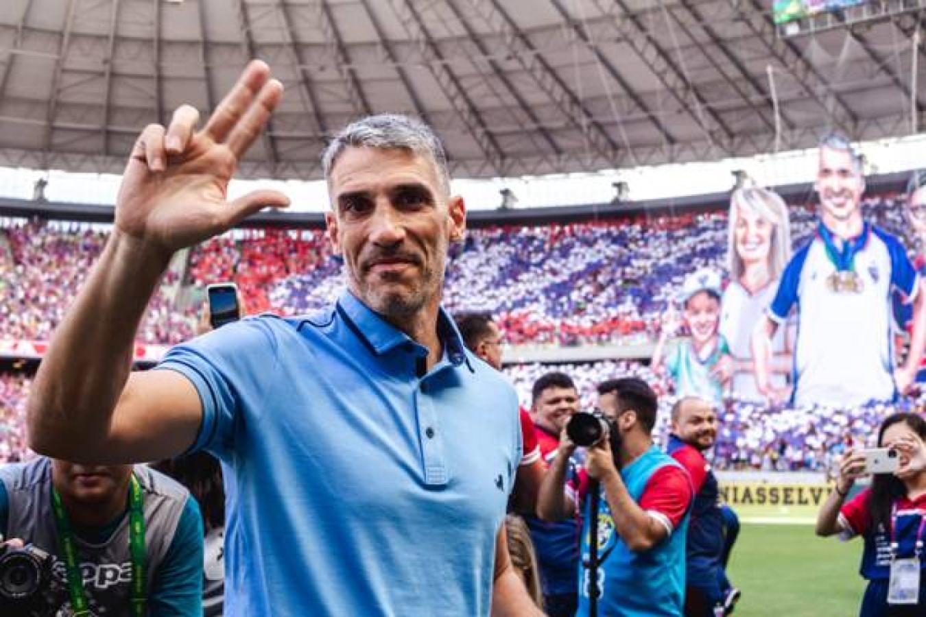 Imagen Vojvoda, prudente ante los pergaminos de Boca.