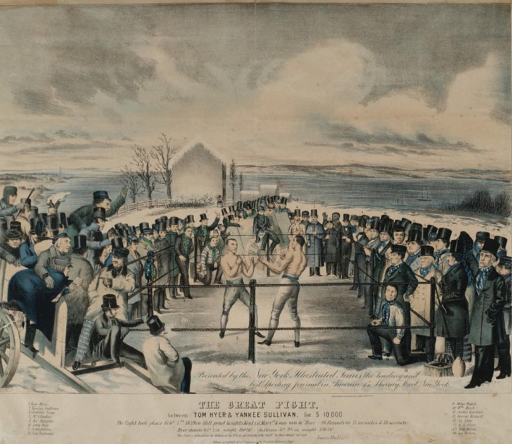 Imagen Impresión en color de el nativo de Nueva York Tom "Young America" Hyer y el inmigrante irlandés James "Yankee" Sullivan luchando con los puños desnudos en un ring de boxeo. Espectadores vestidos cálidamente se reúnen alrededor del ring en la orilla del río cubierto de nieve. Los luchadores y algunos espectadores se identifican en una clave debajo de la imagen en ambos lados del título. La lucha tuvo lugar el 7 de febrero de 1849 en Still Pond Heights, condado de Kent, Maryland. Tom Hyer fue el vencedor después de 16 rondas, pero supuestamente solo duró 18 minutos.
