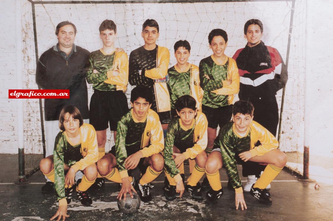 Imagen Campeón con Barracas, su club de la infancia. Es el primero de la fila de arriba, de izquierda a derecha. Arma letal.