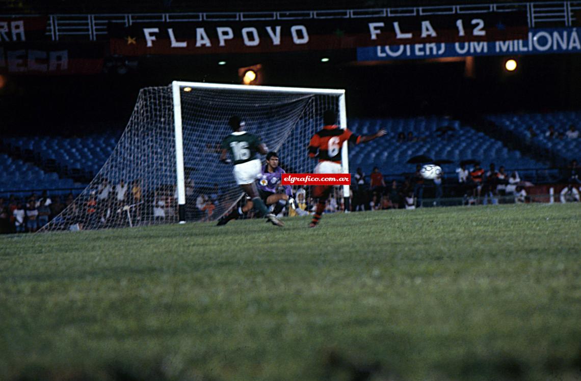 Imagen En 1984, a los 34 años juega en Flamengo de Rio de Janeiro. En la foto saliendo a tapar en su partido debut, contra Palmeiras. Cumplió sobradamente las expectativas. La “torcida” lo adoraba. “Mi sueño máximo en eñ deporte es estar en el mundial de mexico 86, que sería mi cuarto mundial. Por lo que estoy rindiendo creo que puedo (1984).