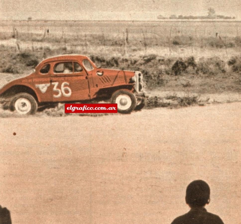 Por momentos J. Carena, cuyo coche aparece en la presente fotografía, anduvo muy entreverado, en especial en la segunda jornada, pero sufrió inconvenientes, como muchos, y quedó octavo en la clasificación de La Vuelta de Santa Fe.