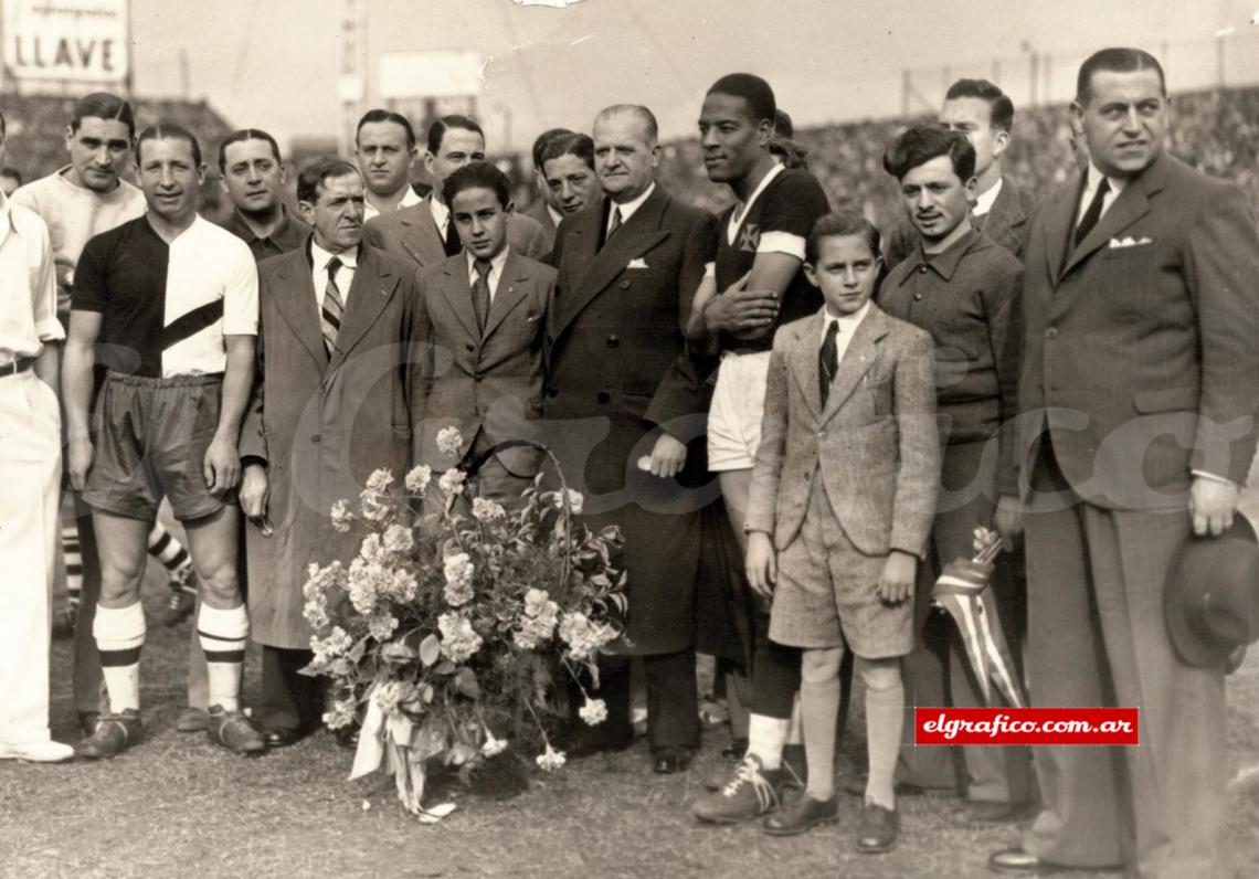 Imagen Un partido disputado entre jugadores de Vasco da Gama y Flamengo frente al combinado argentino de River e Independiente. Se puede ver a Da Guía con Minella.