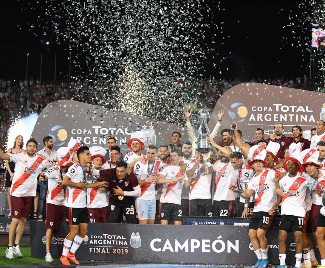 Los dos capitanes (Ponzio y Pinola) levantan la Copa Argentina.