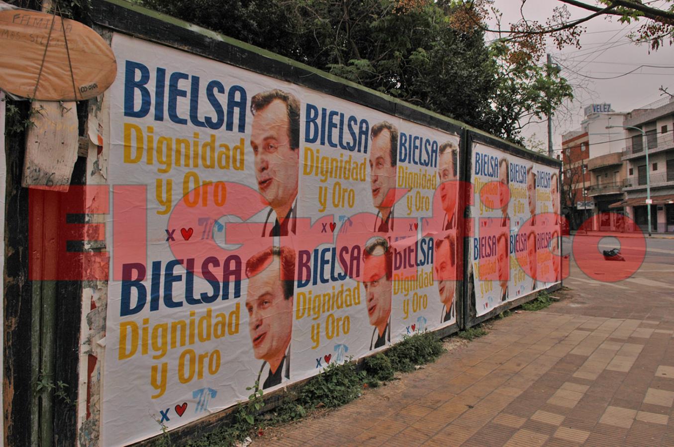 Imagen Dignidad y Oro. Los afiches empapelaron Buenos Aires tras la obtención de la medalla de oro en Atenas 2004