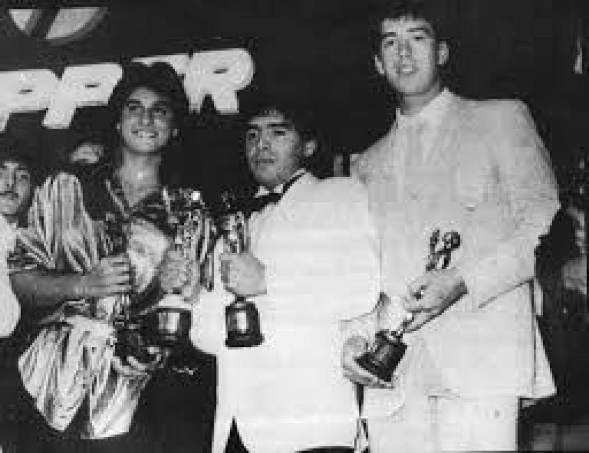 Imagen Entrega de los Olimpia en 1986: Maradona, con Sabatini y Sergio Fernández