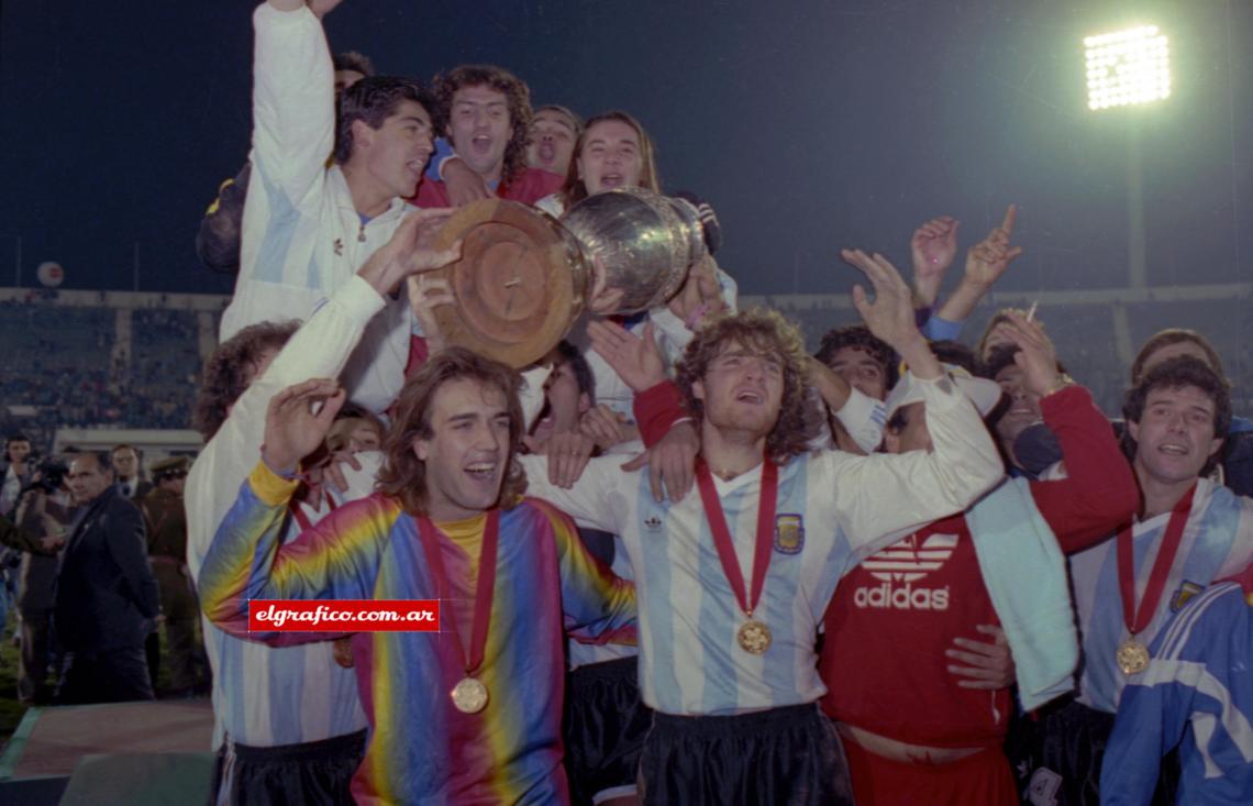 Imagen La locura del equipo argentino con la Copa: Ruggeri, Batistuta, Basualdo, Zapata, Giunta, Mohamed, Caniggia, Franco, Vazquez, entre otros.