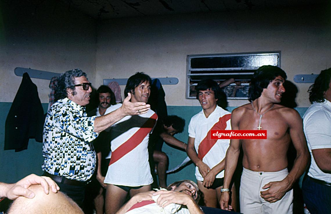 Imagen “En el Metro 1975 se venia la noche. River llevaba 18 años sin títulos, hacia el final perdimos tres partidos seguidos, la ventaja de 8 puntos quedó en tres. Era terrible la adrenalina. Labruna nos repetía su frase de cabecera ¡Vamos vamos. A mover la conchita!”. En la foto junto con Labruna, Passarella y las nuevas incorporaciones de River para afrontar el Torneo Nacional 75: La Pepona Reinaldi (en la camilla) y Leopoldo Luque.