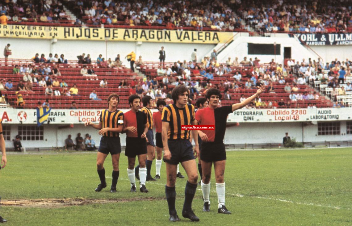 Imagen Al lado de Zanabria, en la mítica semifinal del gol de Poy, año 1971.