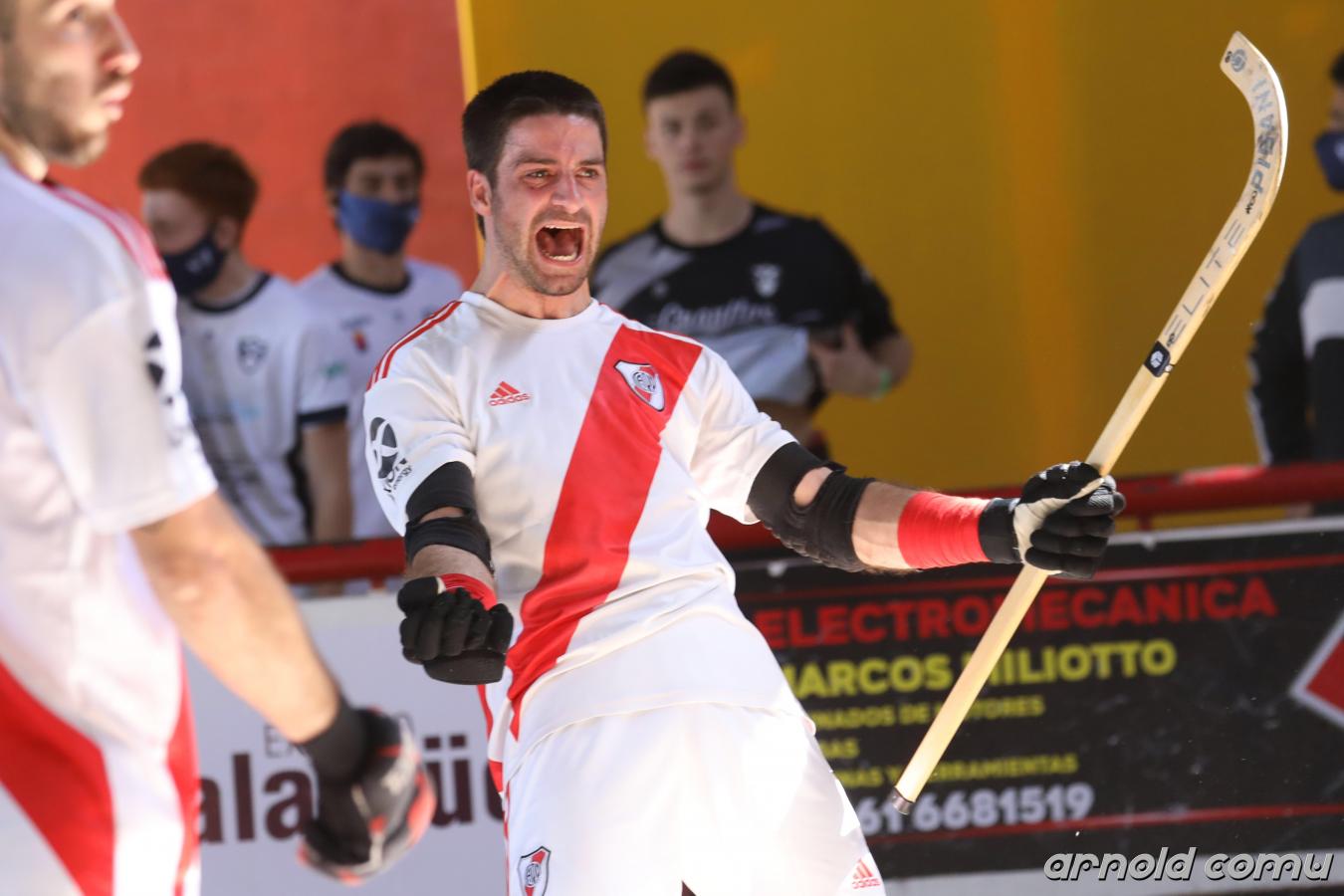 Imagen Matías Dengra, en pleno partido ante Médano de Oro. Foto: @arnoldcomu