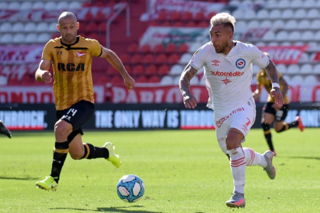 Imagen Una imagen de su último partido como profesional. Aquí, corriendo a Batallini. Foto: @AAAJoficial