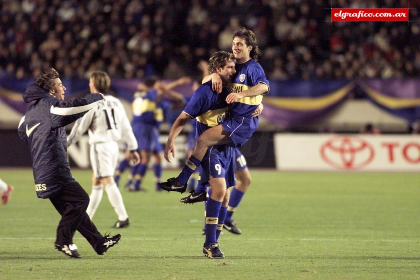 Imagen Palermo, el héroe de la final, celebra el título con Guillermo.