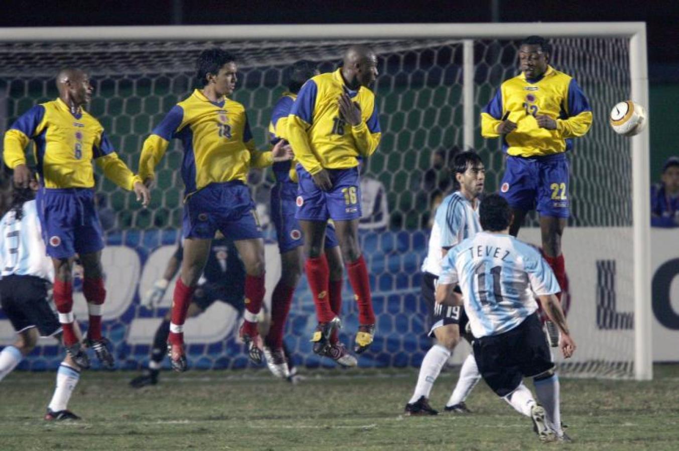 Imagen Tevez le marcó a Colombia en las semifinales de 2004