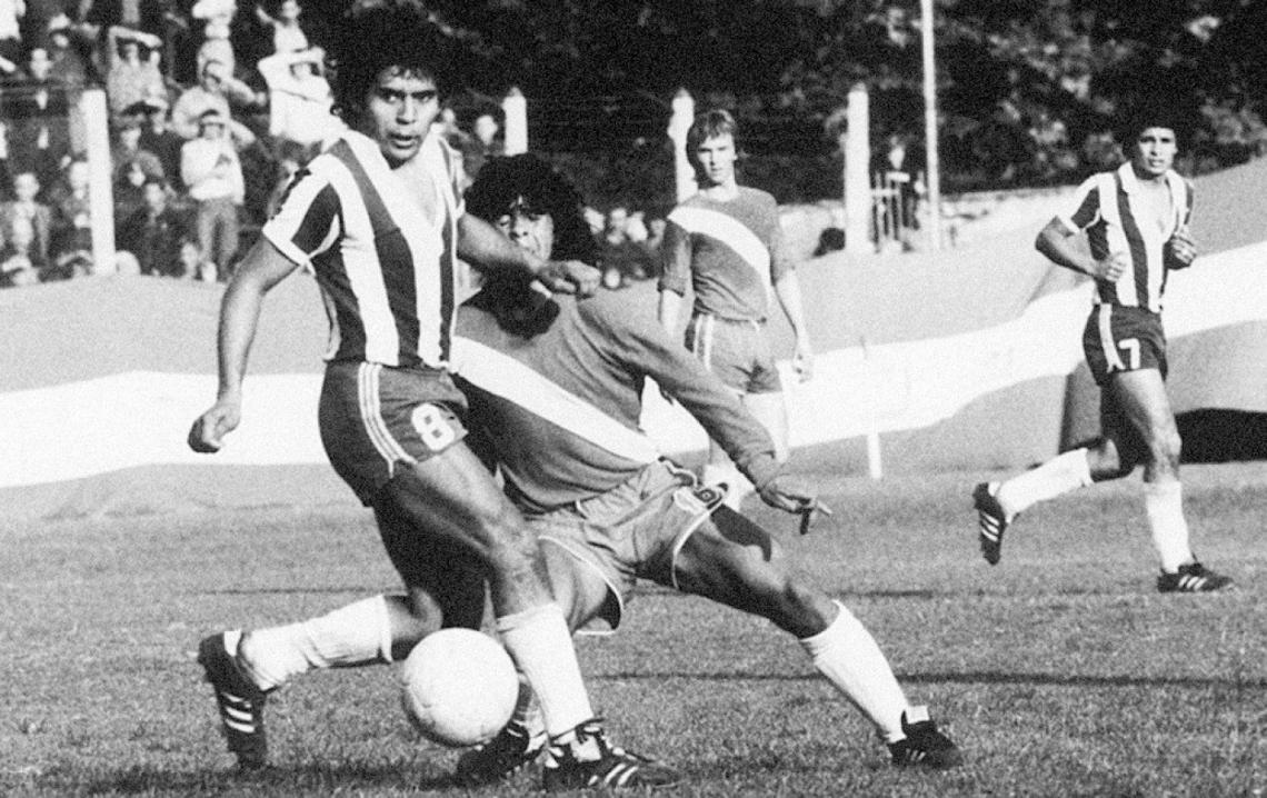 Imagen 1976. Humberto Speranza es el autor de la imagen del famoso caño de Maradona a Cabrera en el día de su debut en primera división.